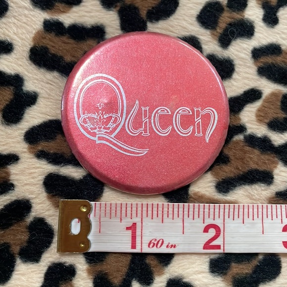 QUEEN 👑 Vintage Rock Band Button Pin Pinback Logo Collectible Freddie Mercury - Picture 3 of 8